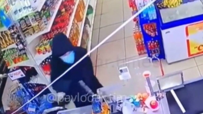 Павлодарда қаруланған полицей екі дүкенге шабуыл жасаған