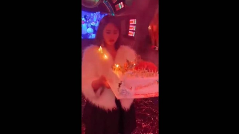 Аң терісін жамылған байдың қызы өз туған күнінде өртеніп кете жаздады (видео)