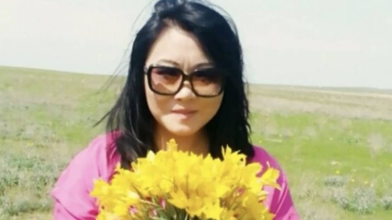 "11 миллион теңге айыппұл": Ақбота Керімбекова жұлынған қызғалдақпен фотоға түсіп, халықтан сөз естіді