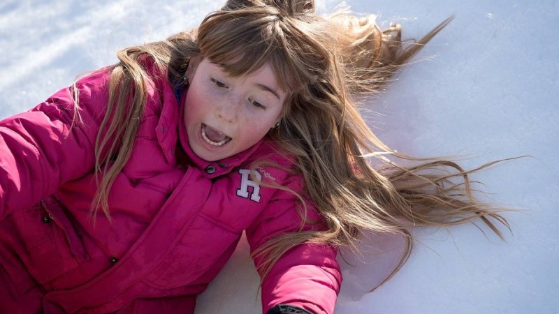 Павлодарда бүлдіршін тайып құлап, омыртқасын сындырып алды