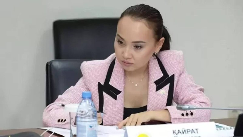 "Қазір ештеңе айта алмаймын": Перизат Қайрат тергеу изоляторында соққыға жығылғанын айтып көзіне жас алды