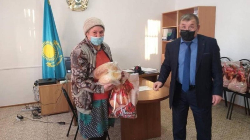 "Бұл – қорлау": Павлодар облысында әкім жағдайы төмен тұрғындарға сыйлық ретінде екі бөлке нан берген