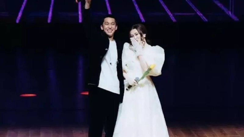 "Өзім сыйлықпын": Ерке Есмахан күйеуі Raim-ға туған күніне не сыйлағанын айтты