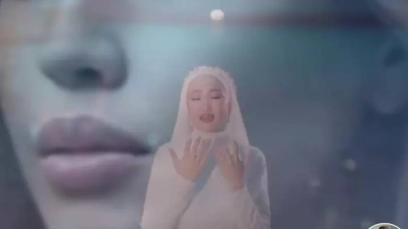 "Жүрегім сыздап кетті": Мөлдір Әуелбекова марқұм Салтанат Нүкеноваға ән арнады (видео)