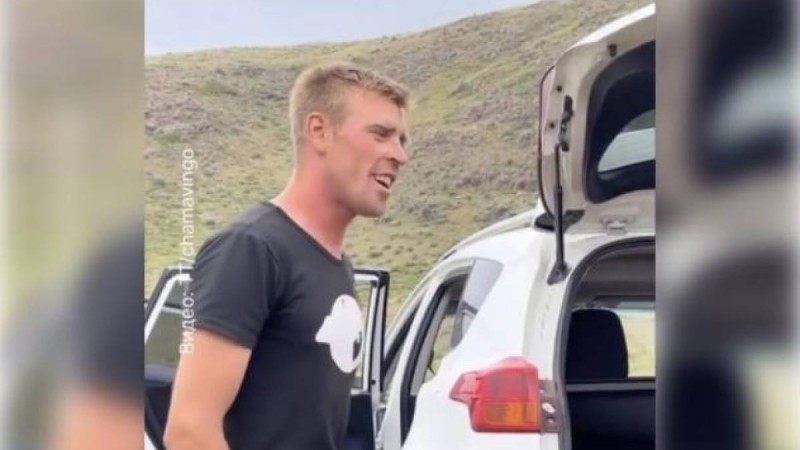 «Жүзі мейірімді»: Орыс жігітінің қазақша ән айтқан видеосы жұртты тамсандырды (ВИДЕО)