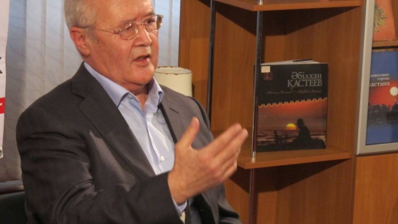 Мұрат Әуезов: Сауатсыз, білімсіз, мәңгүрттер Назарбаев жүйесіне керек болды (ВИДЕО)