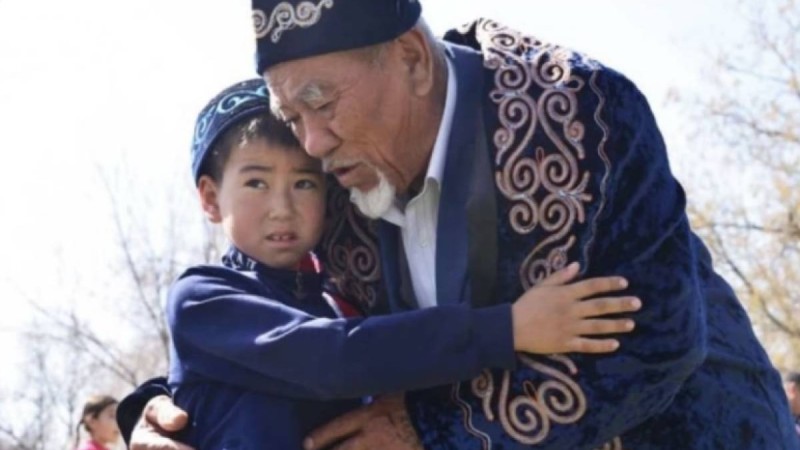 «Ер адамдар ұл балалардың жыныс мүшесін сұрап, иіскейді»: Этнограф қазақ жоралғысын сынағандарға жауап берді