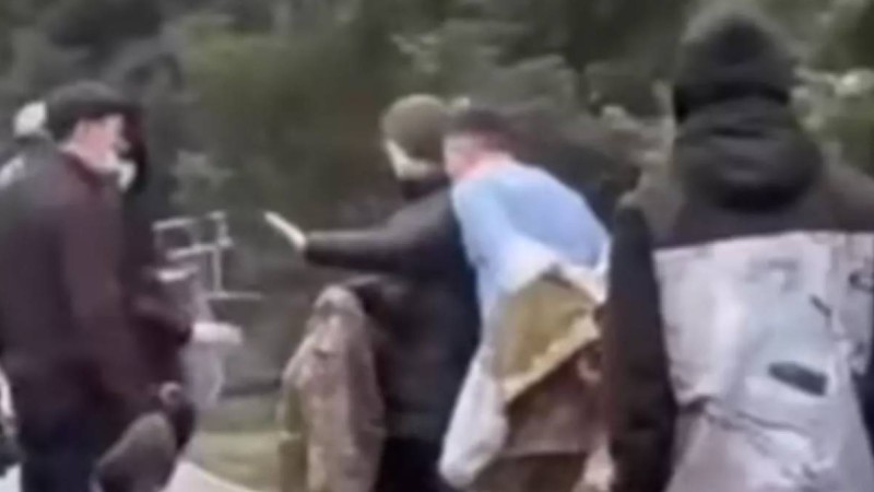 "Жүрегім езіліп кетті": Тәртіпсіздік кезінде әскериге киімін шешіп берген тұрғындар елді сүйсінтті (видео)