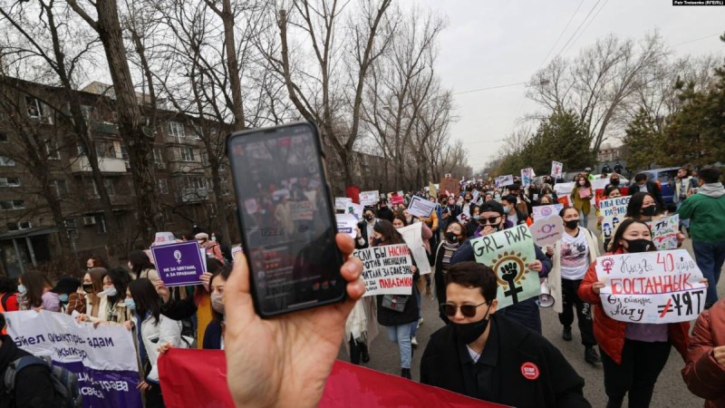 Oyan, Qazaqstan белсендісі феминистік шеруден кейін қоқан-лоқыға шағымданды