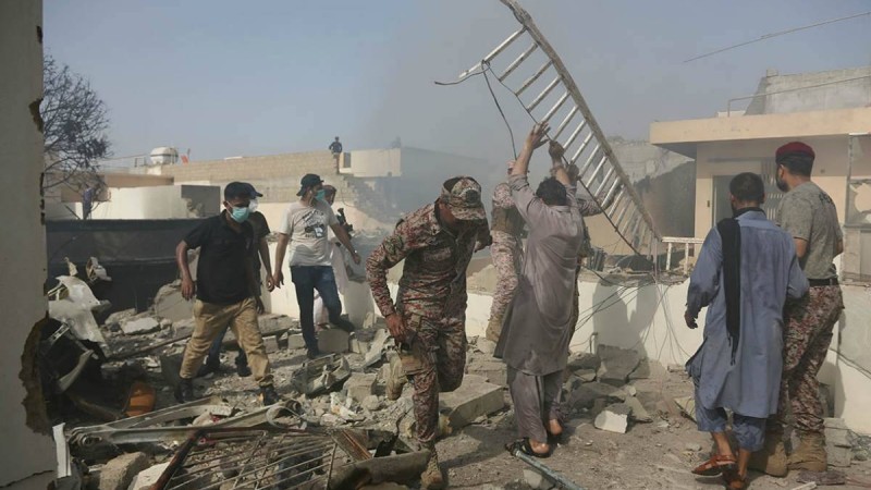 Пәкістанда ұшақ апатынан аман қалған он шақты адам ауруханаға жеткізілді - Қазақстан жаңалықтары