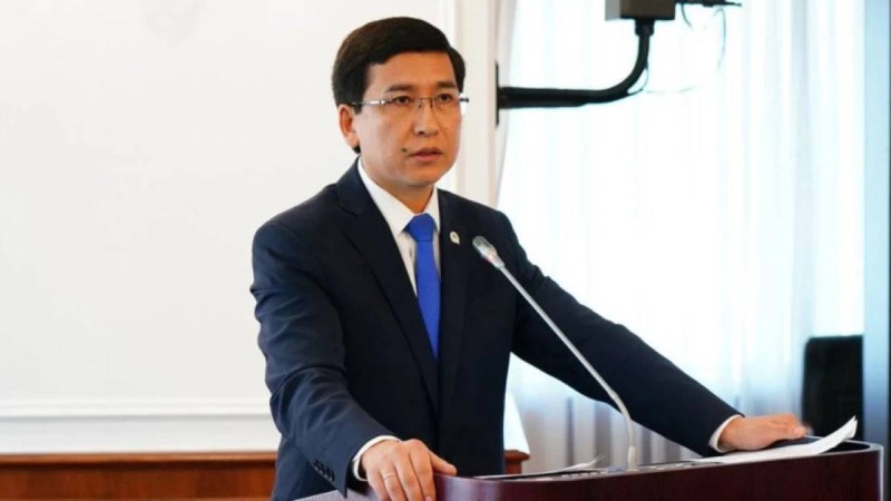 "Үш ауысымды тілеп алған жоқ қой": Депутат Асхат Аймағамбетов мектеп директорларының жауапкершілігі тым көп екенін айтты