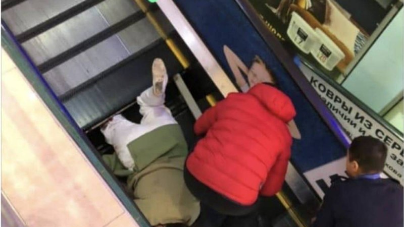 "Аяғы қысылып қалған" - 40 жастағы әйел эскалатордан зардап шекті