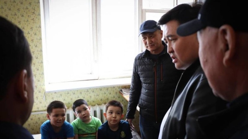 "Батыстың балалары бетке айтады ғой". Оралдық балалар депутаттарды әзілімен әбден састырды (Видео)