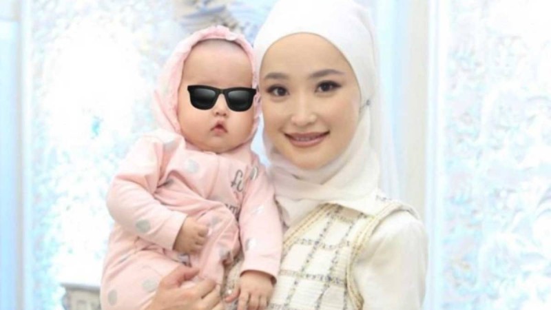 "Көмектеспек түгіл, жағдай сұраспайды": Әуелбекова ұлының әкесі жайлы айтты