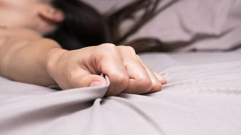 "Келін ұлымды түрмеде шірітемін деп айтқан еді". Оралда "13 жасар өгей қызын зорлады" деп күдікке ілінген ер адамның соты басталды