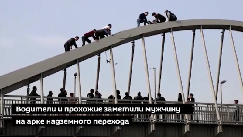 Алматыда ер адам көпірден секіріп өлмек болды