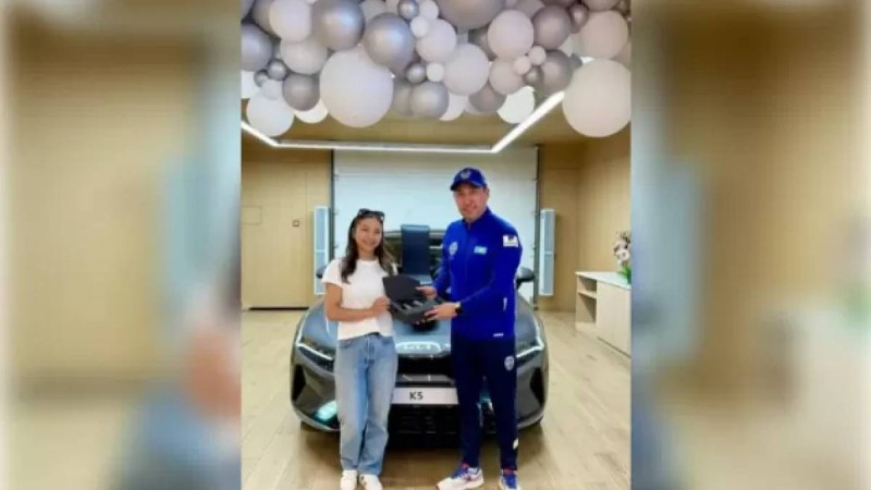 Елімізде тағы бір спортшы қызға көлік сыйға тартылды