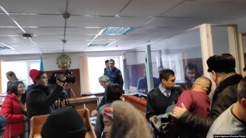 "Шетелдіктермен төбелесті" делінген бес жігіттің сотына "халық толқуын басу үшін" арнайы жасақ келді