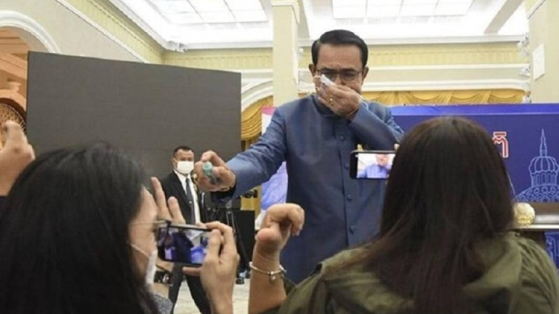 Таиландта премьер-министр қытығына тиген сұрақ үшін журналистерге антисептик шашты (видео)