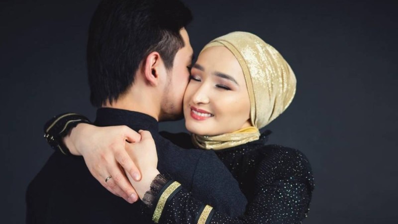 "Жылап қалдым": Төреғалидің әйелі күйеуін кинодағы актрисадан қызғанғанын мойындады