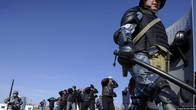 Ресейде арнайы жасақ оқушыларға тұтқындарды қалай ұру керектігін көрсетті