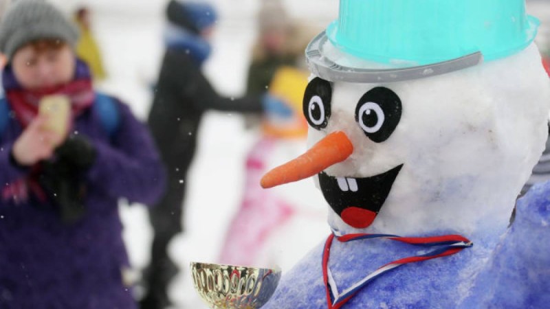  Нұр-Сұлтанда аққалалар "әскерін" қиратқан жігіт ұсталды – видео   