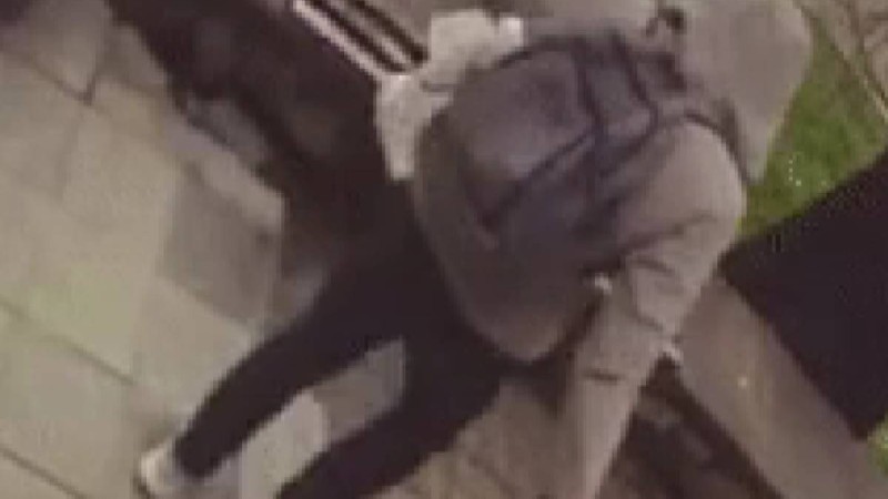 Алматыда белгісіз ер адам орындықта отырған әйелге шабуыл жасаған