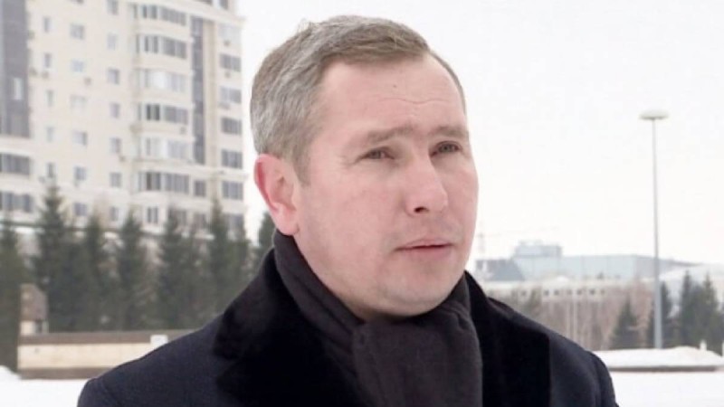 «Қазақша айтамын»: Депутат журналистке орысша жауап беруден бас тартты (ВИДЕО)