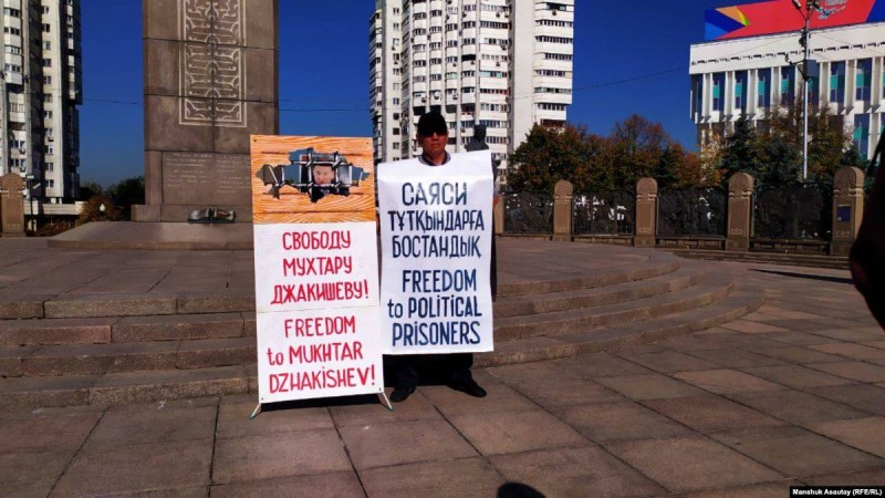 Адвокат "митинг заңын бұзды" деп қамалғандардың аштық жариялағанын айтады