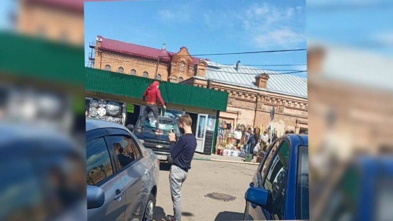 Петропавлда хайп қуған жігіт көліктің терезесін шағып тастады - Қазақстан жаңалықтары