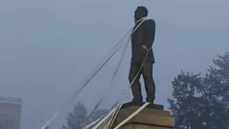 Талдықорғанда наразы жұрт Назарбаевтың ескерткішін құлатты (ВИДЕО)