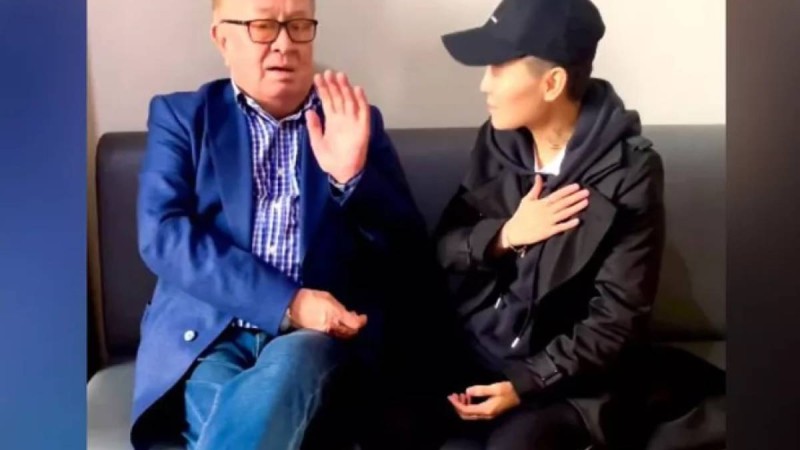 Қоразбаев "Алтынбек братан" деп сөйлейтін атышулы әншімен жеке кездесті