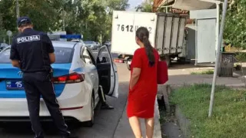 Алматыда жүк көлігі аялдамаға соғылып, жас қызды қағып кетті