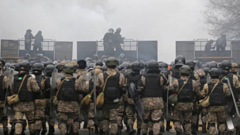 Алматыда наразылар қала әкімдігіне басып кірді. Ғимаратта өрт басталған