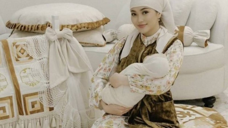 "Әкесі екеуміздің жүрегіміз қақ айырылды": Ерке Есмаханның баласы туралы қауесетке нүкте қойды