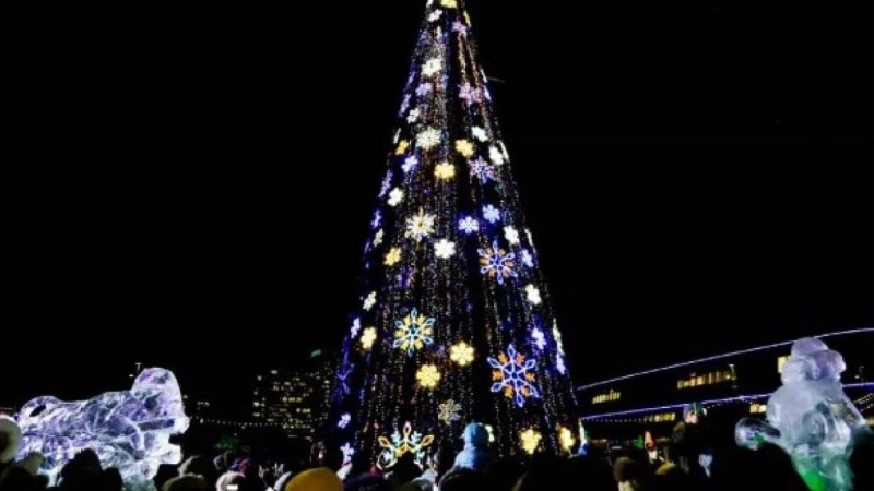 Астанада еліміздің бас шыршасы жағылды (фото)