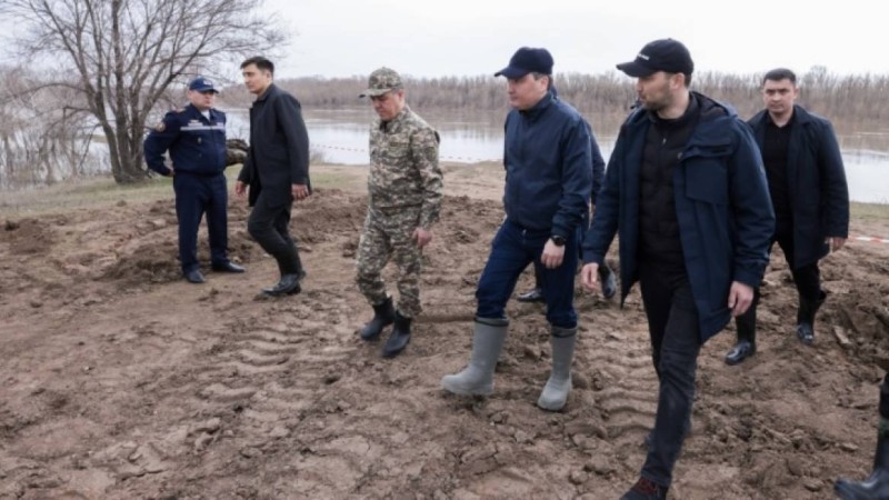 Олжас Бектенов батыс өңірлердегі су тасқынының екінші толқыны болжамдарын ескере отырып гидроқұрылыстардың жай күйін тексерді
