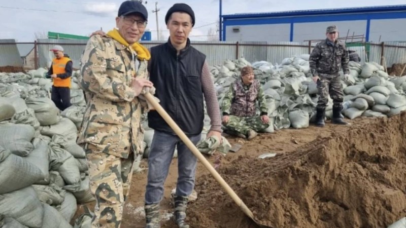 «Әділдік және Өркендеу» қорының белсенділері гуманитарлық көмек көрсетіп, үйлерді су тасқынынан құтқаруда