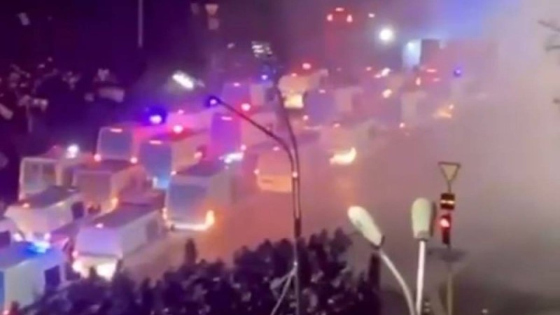 На площади Республики полиция применила светошумовые гранаты (ВИДЕО)