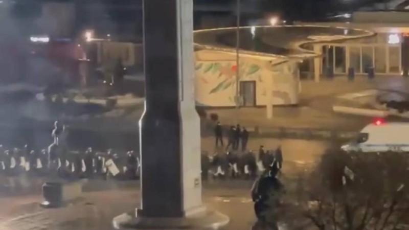 На площади Республики в Алматы собираются космонавты со щитами (ВИДЕО)