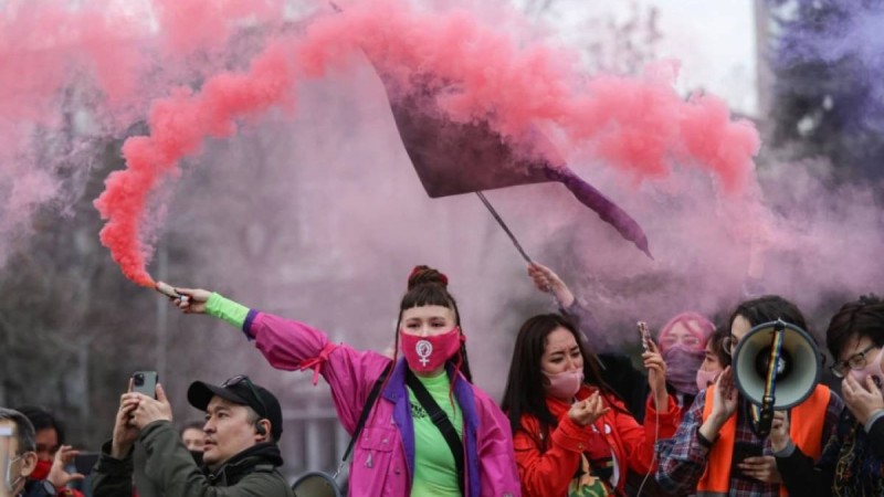 Мәжіліс депутаты Алматыдағы феминмстер шеруіне шүйлікті