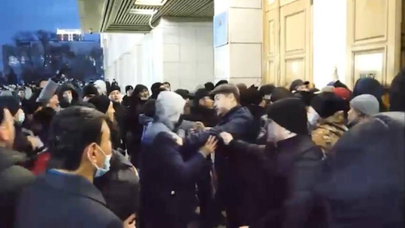 Наразылар Нұрлан Ноғаевты әкімдік ғимаратына кіргізбеуге тырысты (ВИДЕО)