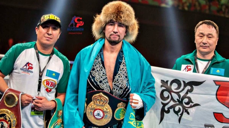 Жеңіліп көрмеген қазақ боксшы Ресейде қарсыласын сұлатып салды
10 раундқа жоспарланған жекпе-жек Красноярсктегі бокс кешінің андеркартында өтті