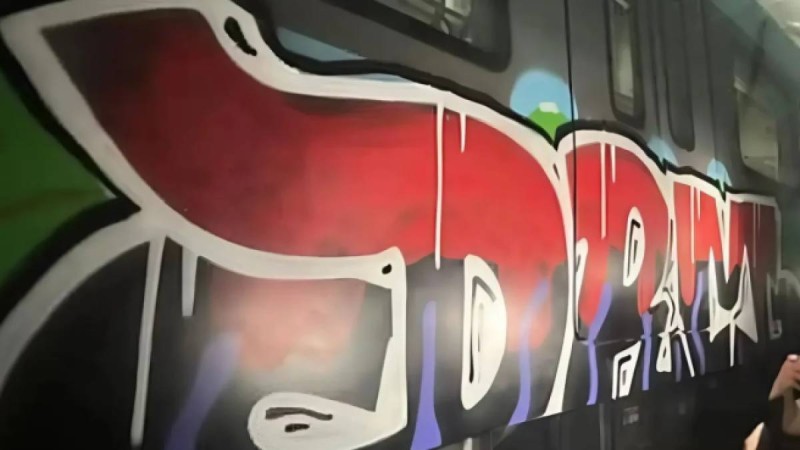 Шетелдіктер болып шықты: Астанада LRT вагондарындағы граффитилер толығымен өшірілді