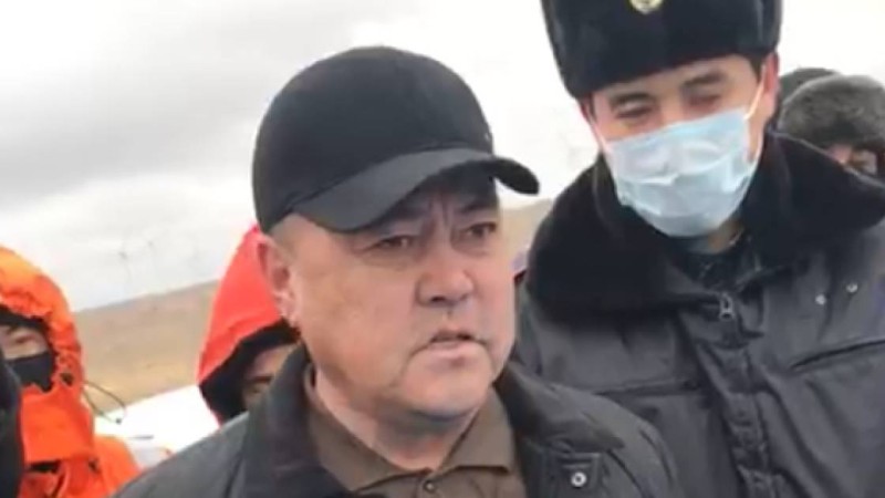 Халық алаңда, ал әкім ішіп жүр