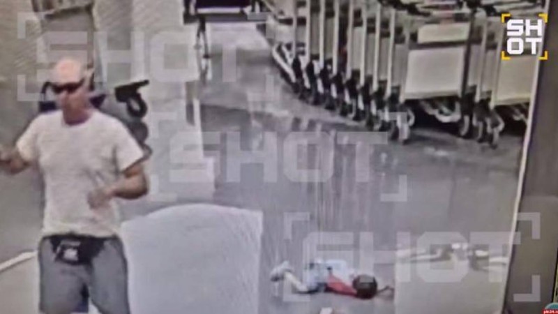 «Басын еденге ұрған». Мәскеу әуежайында балаға шабуыл жасаған ер адам қамауға алынды