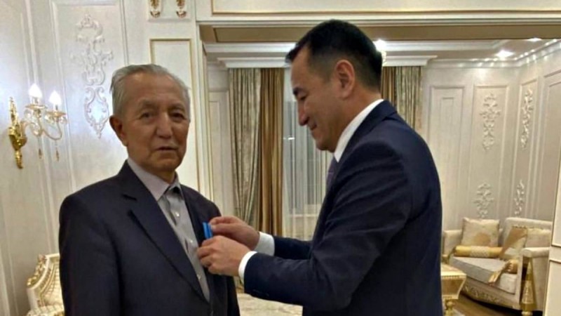 Димаштың атасына "Ерен еңбегі үшін" медалі берілді
«Ақтөбе облысының құрметті азаматы» атағы марапатын Димашты тәрбиелеп өсірген әжесіне табыстады