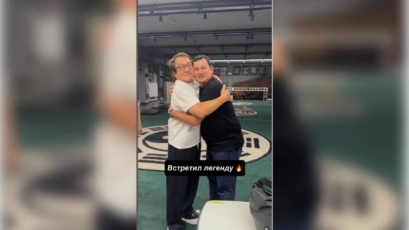 Қазақстандық актер Джеки Чанмен құшақтасып тұрған видеосын жариялады