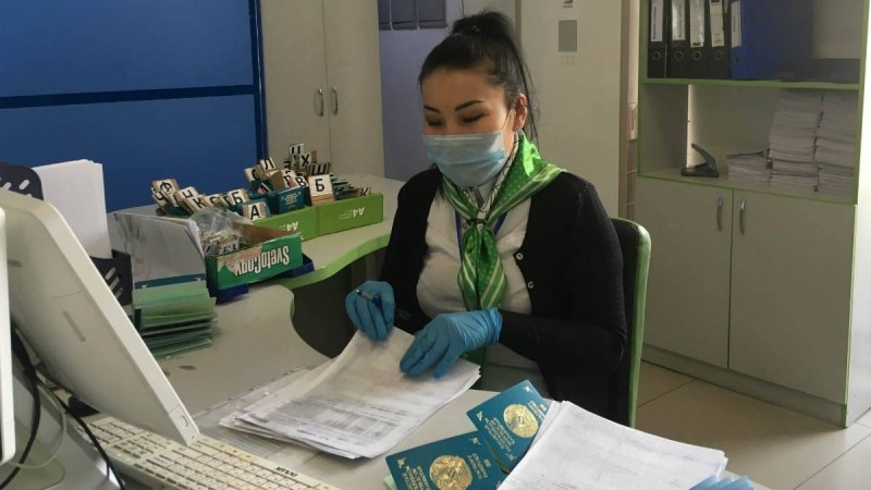 «Бізде де қорқыныш, үрей бар»: Халыққа қызмет көрсету орталығы карантин кезінде де жұмысын жалғастыруда - Қазақстан жаңалықтары