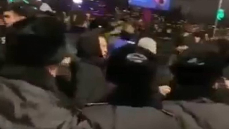 Ақтауда полиция наразылық білдірушілерге қарсы қатаң шара қолдануды бастады